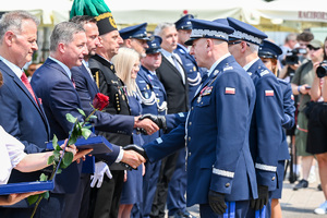 kolorowe zdjęcie przedstawiające Generałów Policji składających gratulacje gościom honorowym obchodów Święta Policji