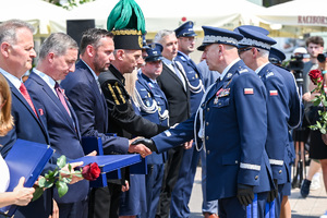 kolorowe zdjęcie przedstawiające Generałów Policji składających gratulacje gościom honorowym obchodów Święta Policji