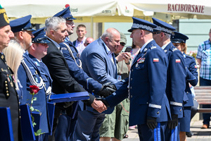 kolorowe zdjęcie przedstawiające Generałów Policji składających gratulacje gościom honorowym obchodów Święta Policji