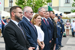 kolorowe zdjęcie przedstawiające gości honorowych obchodów Święta Policji