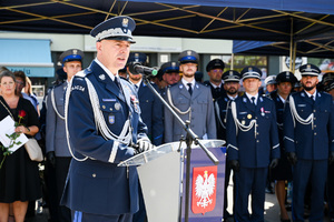 Kolorowe zdjęcie Generała Policji podczas przemówienia, w tle policjanci oraz goście honorowi obchodów Święta Policji