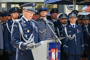 Kolorowe zdjęcie Generała Policji podczas przemówienia, w tle policjanci oraz goście honorowi obchodów Święta Policji