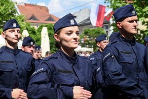 kolorowe zdjęcie policjantów