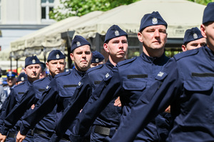 kolorowe zdjęcie policjantów podczas przemarszu