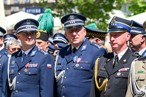 kolorowe zdjęcie Generałów Policji oraz gości honorowych obchodów Święta Policji