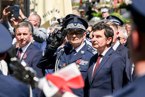 kolorowe zdjęcie Generała Policji oraz gości honorowych obchodów Święta Policji