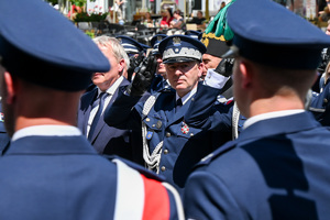 kolorowe zdjęcie Generała Policji, na tle gości honorowych obchodów Święta Policji