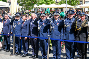 kolorowe zdjęcie Generałów Policji oraz gości honorowych obchodów Święta Policji