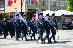 kolorowe zdjęcie przedstawiające przemarsz policjantów Kompani Honorowej z sztandarem