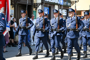 kolorowe zdjęcie policjantów Kompani Honorowej podczas przemarszu