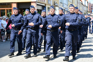 kolorowe zdjęcie przedstawiające maszerujących policjantów