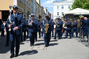 kolorowe zdjęcie przedstawiające policjantów orkiestry podczas przemarszu