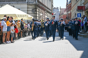 kolorowe zdjęcie maszerujących policjantów orkiestry