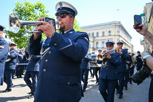 kolorowe zdjęcie policjantów orkiestry