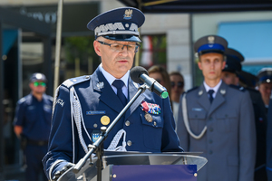 kolorowe zdjęcie przedstawiające przemawiającego Komendanta Wojewódzkiego Policji w Katowicach nadinsp. Mariusza Krzystyniaka