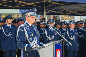kolorowe zdjęcie przedstawiające przemawiającego Komendanta Wojewódzkiego Policji w Katowicach nadinsp. Mariusza Krzystyniaka
