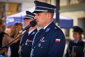 kolorowe zdjęcie Oficera Policji podczas przemówienia