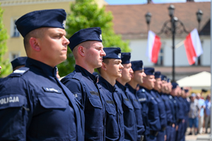 kolorowe zdjęcie przedstawiające policjantów stojących w szeregu