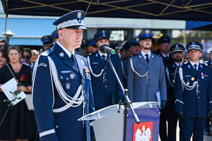 kolorowe zdjęcie przedstawiające Generała Policji podczas przemówienia, w tle policjanci oraz goście honorowi obchodów Święta Policji