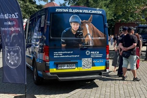 kolorowe zdjęcie przedstawiające samochód dostawczy promujący Policję