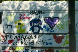 kolorowe zdjęcie przedstawiające malunki wykonane farbami przez dzieci