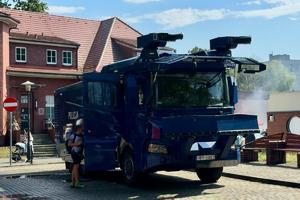 kolorowe zdjęcie na którym widoczny jest pojazd policyjny Tajfun