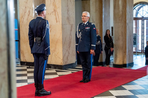 Zdjęcie przedstawia składanie meldunku komendantowi wojewódzkiemu policji