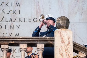 Zdjęcie policjanta grającego na trąbce