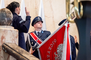 Zdjęcie policjanta trzymającego sztandar