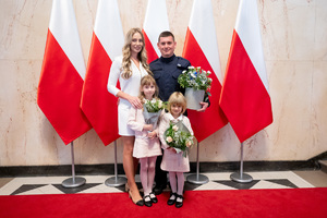 Zdjęcie policjanta wraz z rodziną