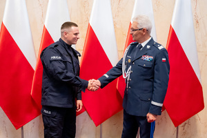 Komendant składający gratulacje nowo przyjętemu policjantowi