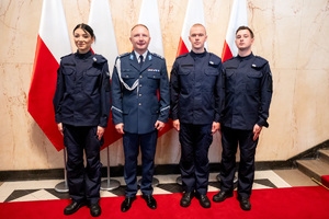 Zdjęcie nowych policjantów wraz z ich przełożonym