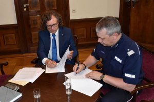 Komendant wojewódzki wraz z prezydentem Sopotu podpisuje porozumienie