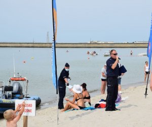 Policjanci rozmawiają z plażowiczami