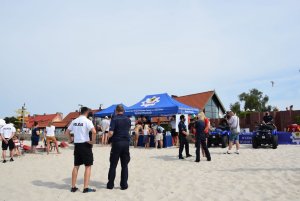 Policjanci rozmawiają z plażowiczami