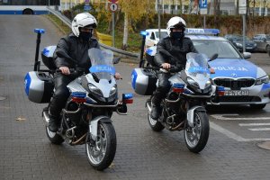 Policjanci stoją przy motocyklach