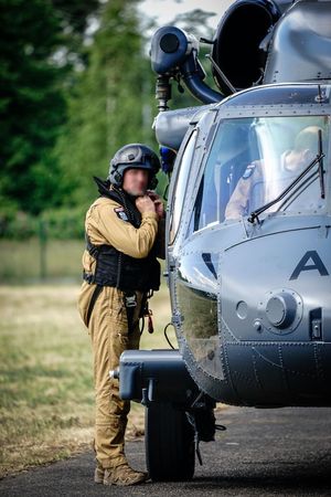 Policyjne ćwiczenia z użyciem śmigłowca Black Hawk