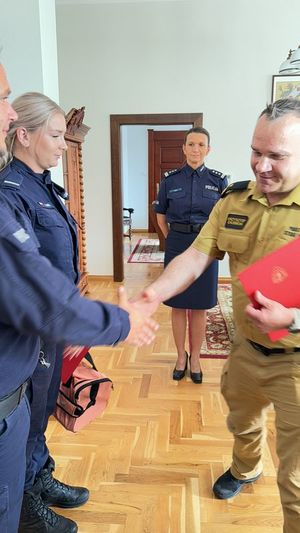 Starosta wręcza dyplomy uznania policjantom