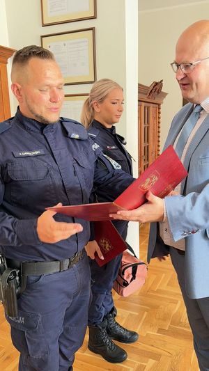 Starosta wręcza dyplomy uznania policjantom