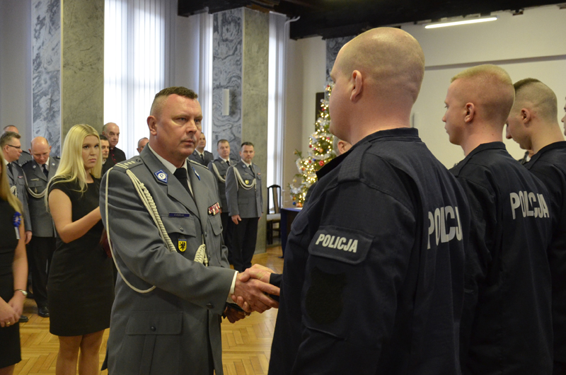 ŚLUBOWANIE NOWO PRZYJĘTYCH POLICJANTÓW - Policja.pl - Portal Polskiej ...