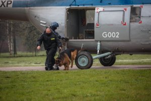 dzień 1 policjant wysiada z psem ze śmigłowca