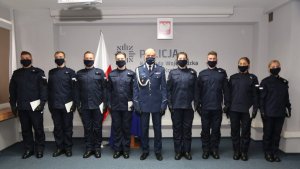 Wspólne zdjęcie Komendanta Wojewódzkiego wraz z przyszłymi policjantami w sali