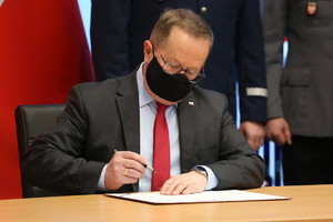 poseł Władysław Kurowski podpisuje list intencyjny