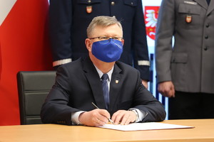 Marszałek Witold Kozłowski podpisuje list intencyjny