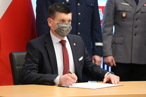 Wicemarszałek Łukasz Smółka podpisuje list intencyjny