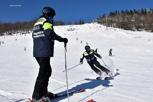 policjanci jeżdżący na nartach