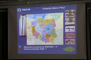 mapa Polski z logo Komendy Głównej Policji w Krakowie