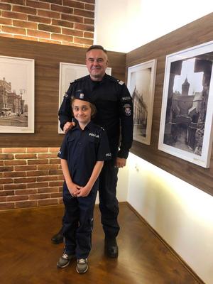 Komendant Wojewódzki Policji i chłopiec ubrany w policyjny mundur