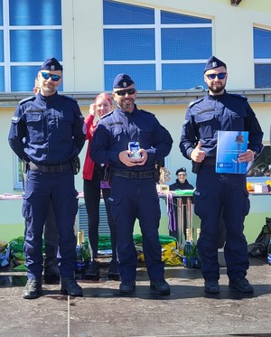 policjanci - reprezentacja Polskiej policji po rozdzaniu nagród za zajecie w zawodach medycznych II miejsca