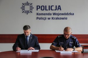 Komendant Wojewódzki Policji w Krakowie i dyrektor krakowskiego IPN w trakcie podpisywania porozumienia